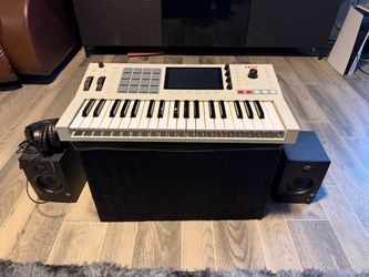 Mpc key 37 g2 with speakers and headphones