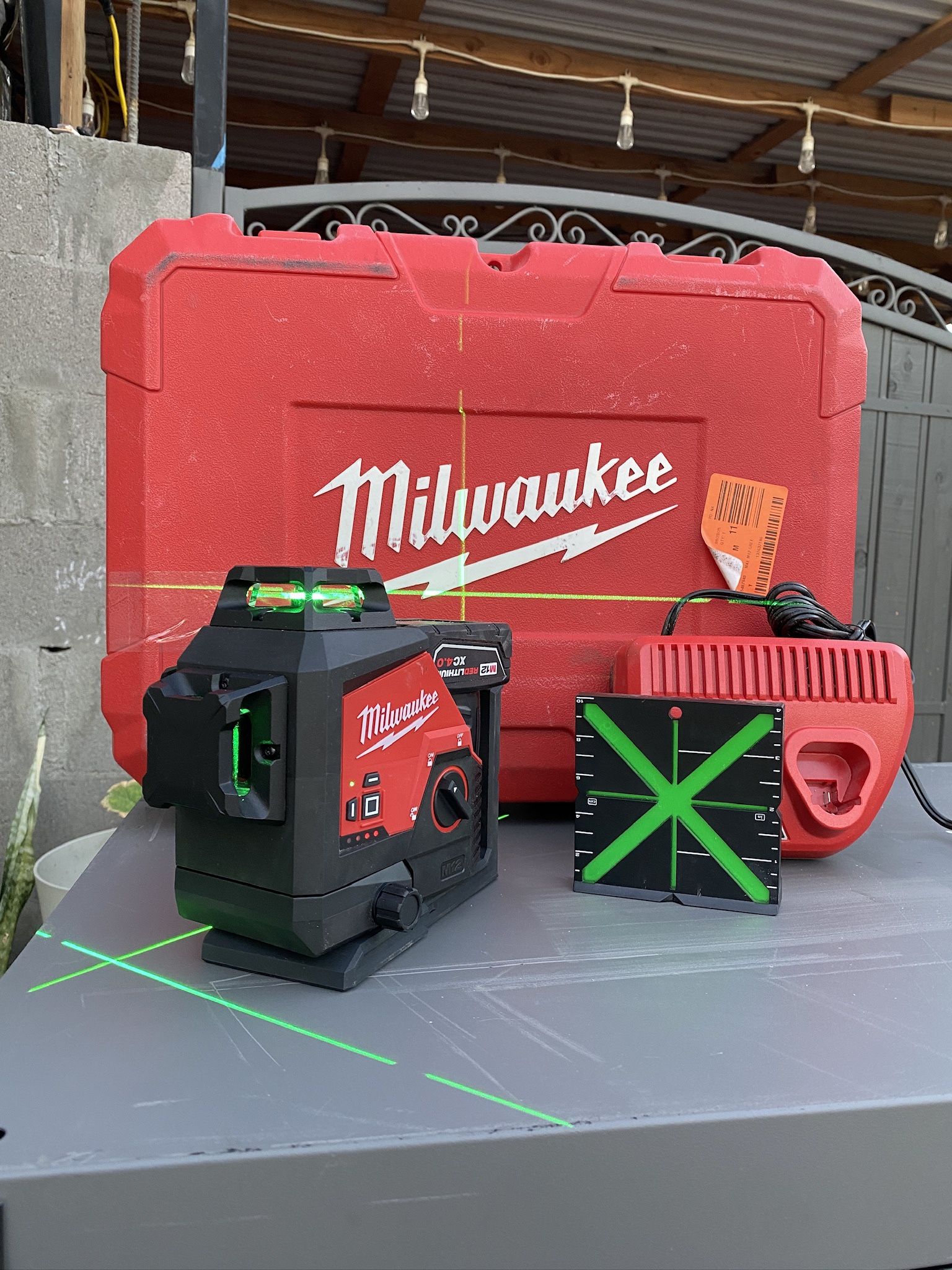 Milwaukee M12 12-Volt Lithium-lon Cordless Green 250 ft. 3-Plane Laser Level Kit with One 4.0 Ah Bat