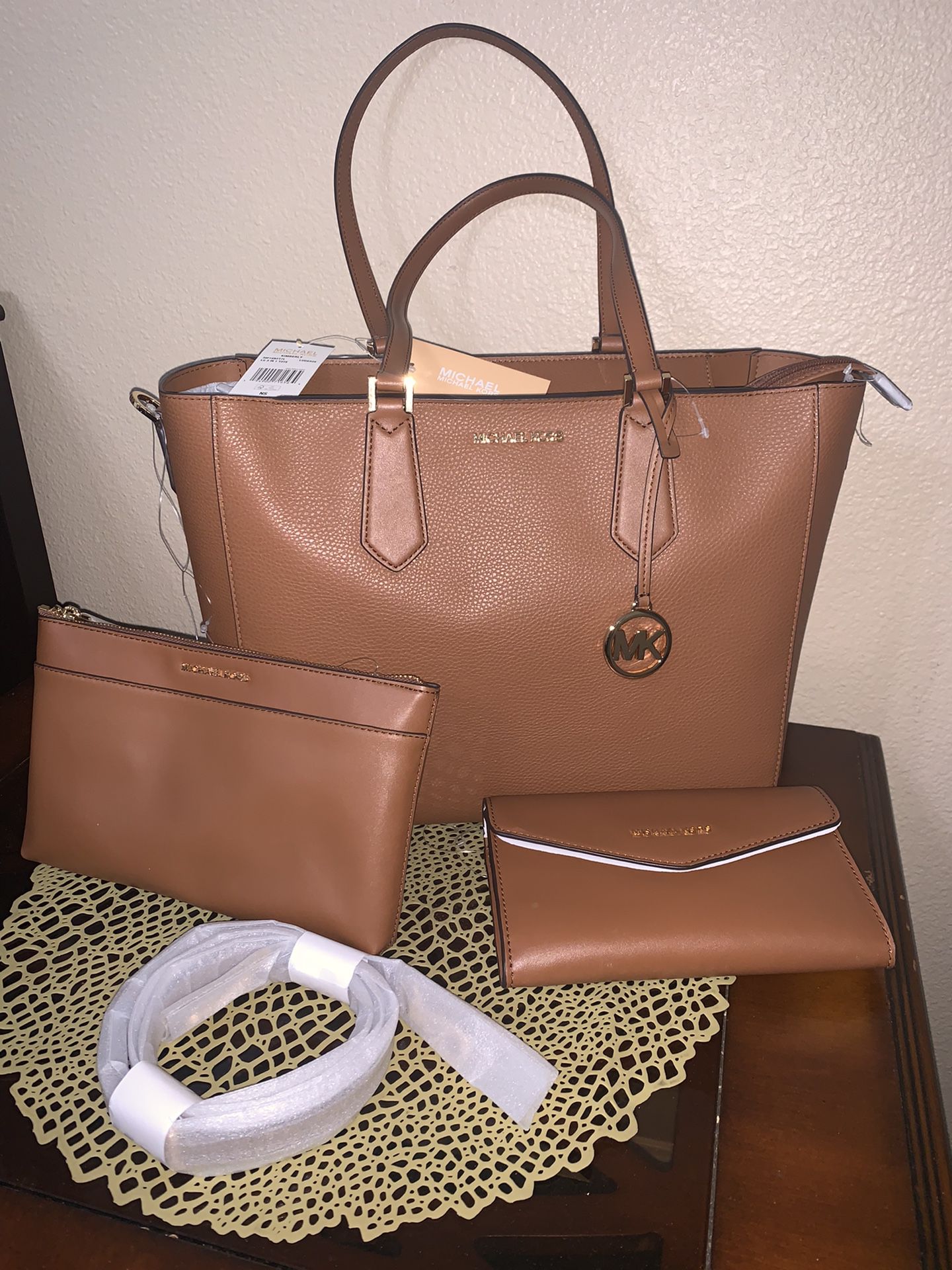 Michael Kors Kimberly 3 in 1 Tote in Powder Blush, Luxury, Bags & Wallets  on Carousell