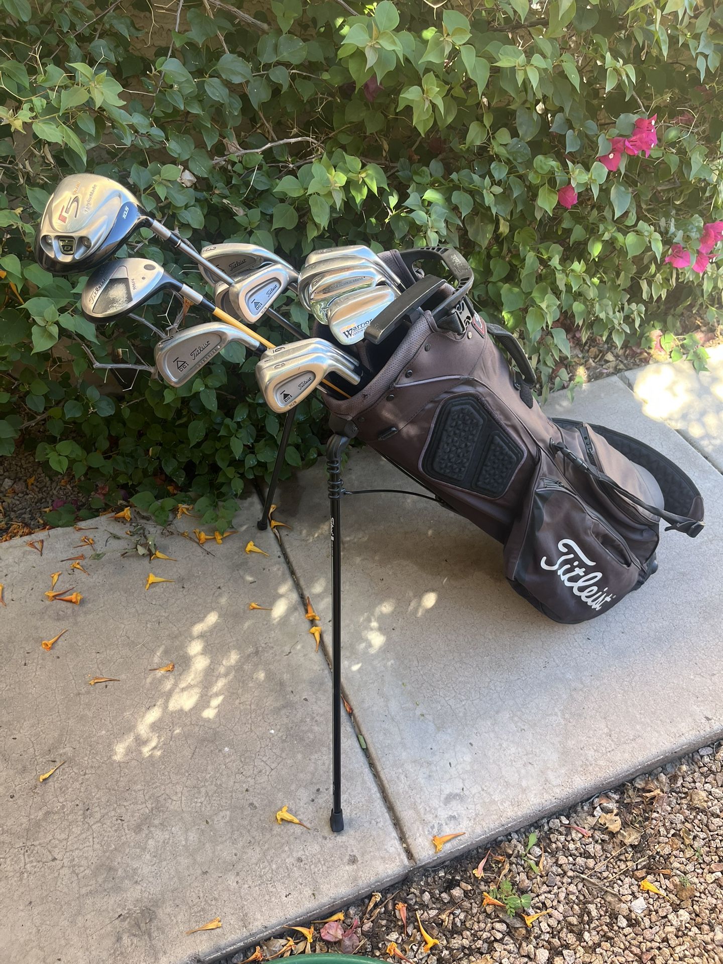 Men’s Golf Club Set With A Titleist Golf Bag - Titleist, TaylorMade,