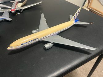 Boeing 777 Model Airplane – Vintage Style Display Plane