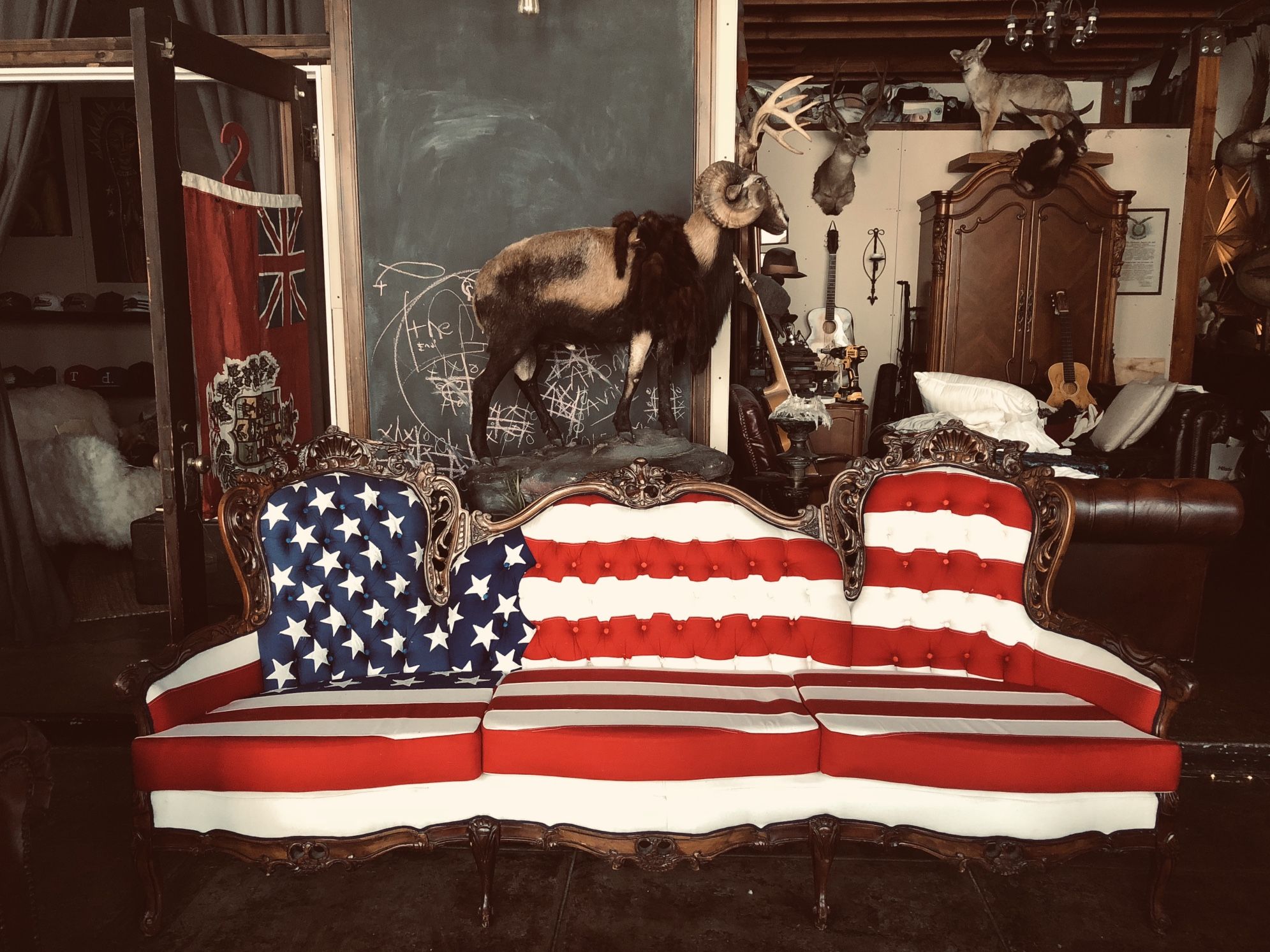 Stunning Vintage American flag Sofa Chesterfield Couch w tufted back!🇺🇸