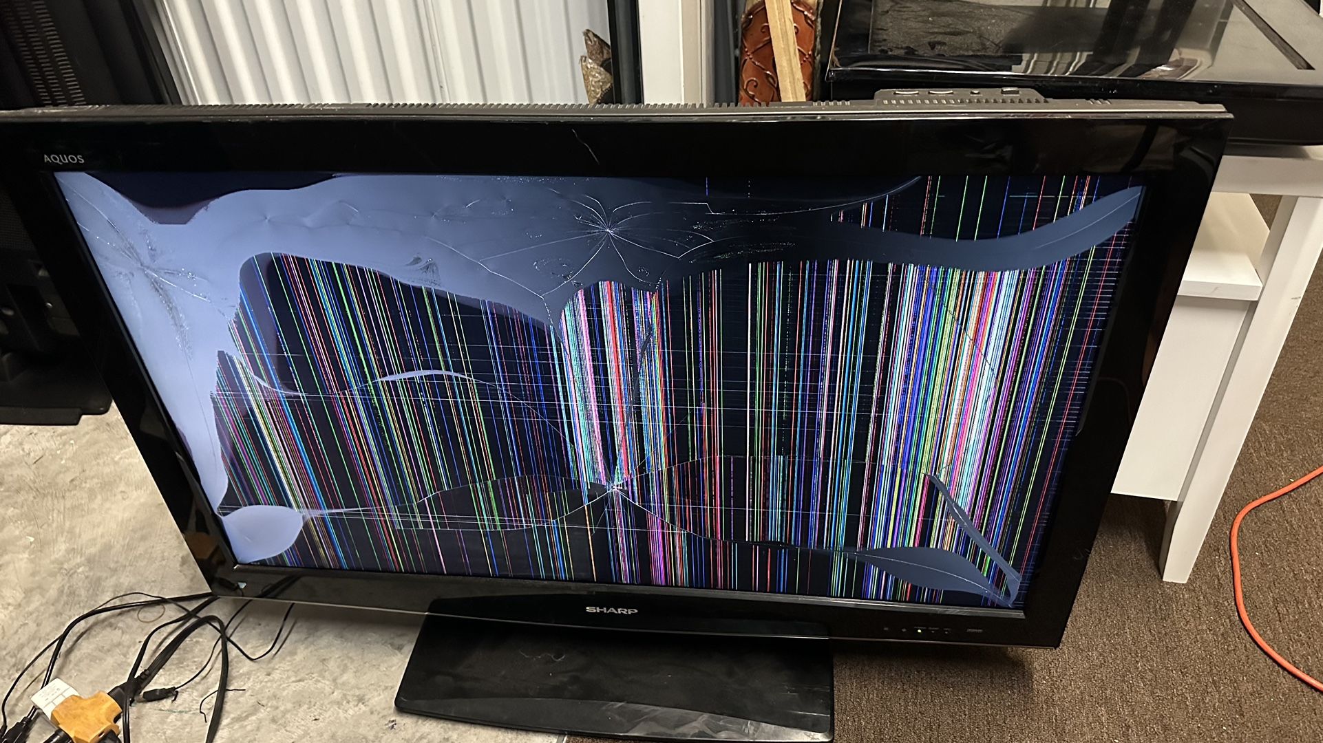 BROKEN SCREEN SHARP LIQUID CRYSTAL 42” TV LC-42D72U (NO REMOTE)
