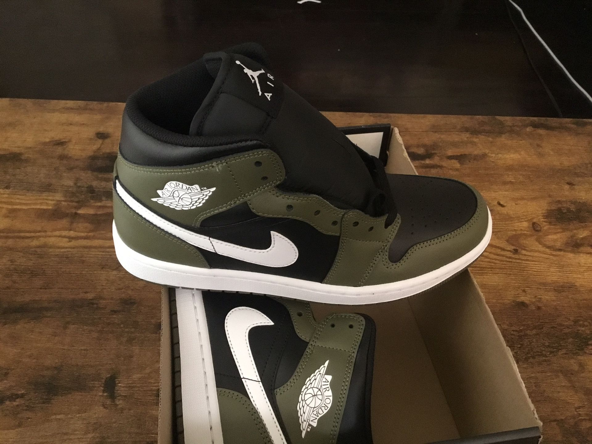 Nike Air Jordan 1 Mid Banned | 554724-074 | Men\'s Size 8.5 Air Jordan 1 Mid Banned 2020 - Oct 2020 - 554724074  main image 3