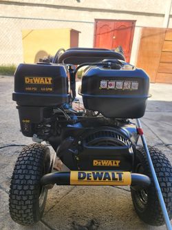 DeWalt 4400 PSI at 4.0 GPM Gas Pressure Washer Powered by Honda
