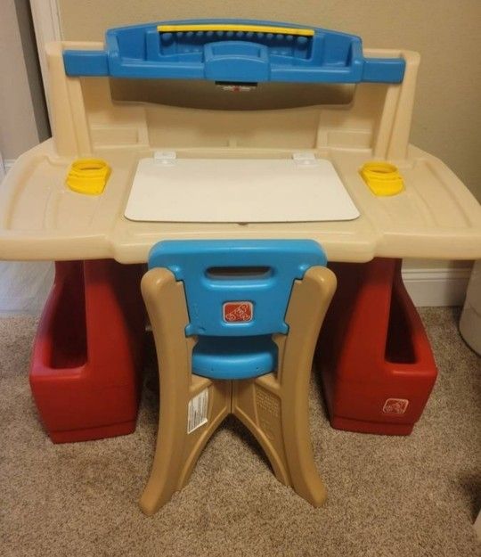 Step 2 Deluxe Art Masters Kids Desk