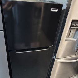 Black Magic Chef 10cu Ft Compact Studio Apartment Size Top Freezer Refrigerator 24x24x60