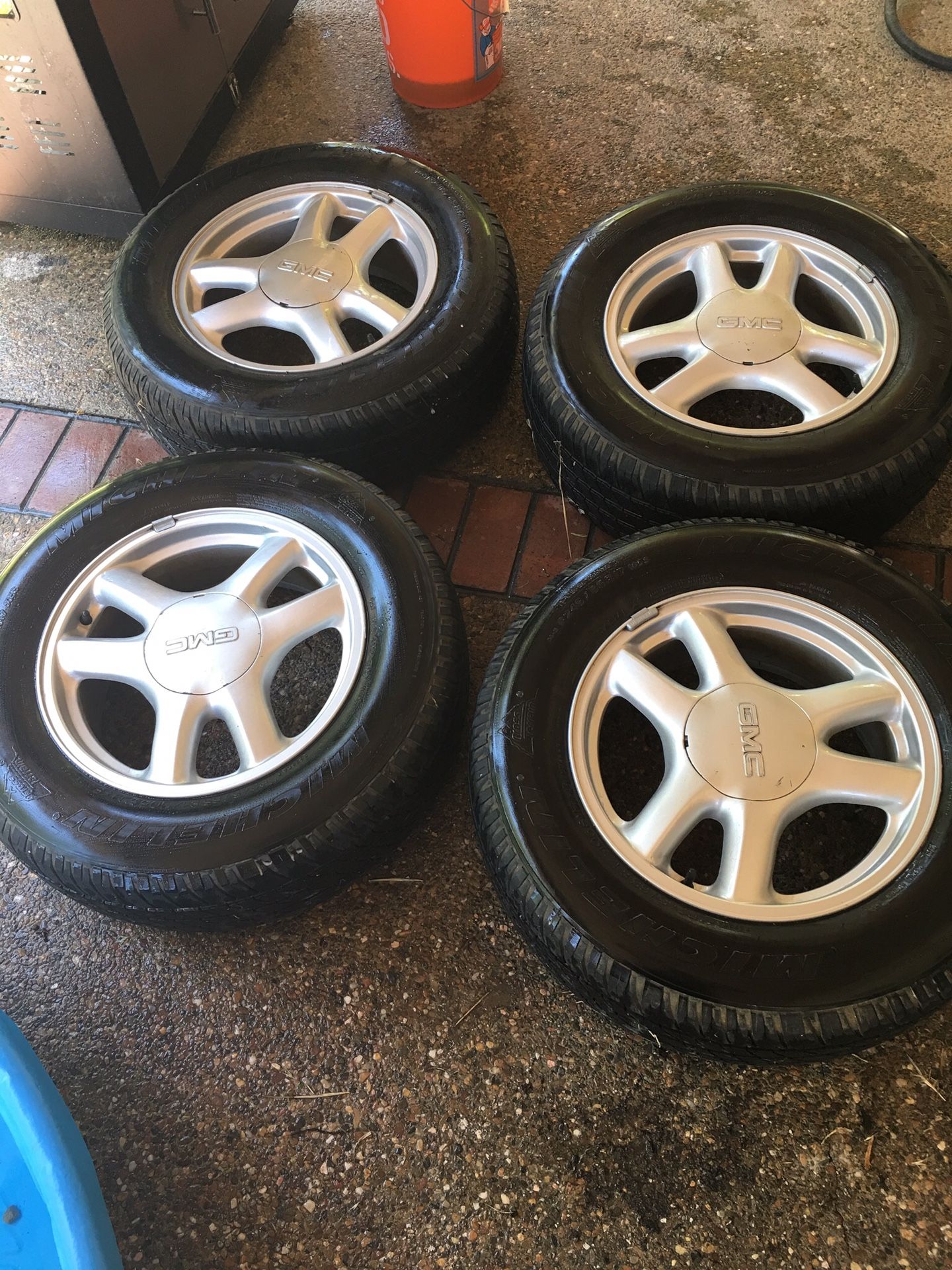 2006 gmc envoy wheels