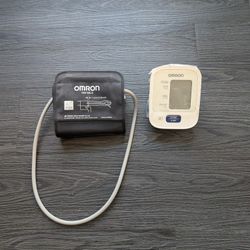 Omron Blood Pressure Monitor - Battery Operated - EUC