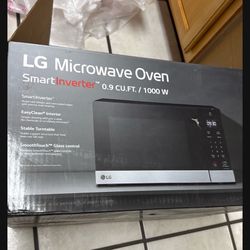 900 WATT LG STAINLESS  MICROWAVE  NEW