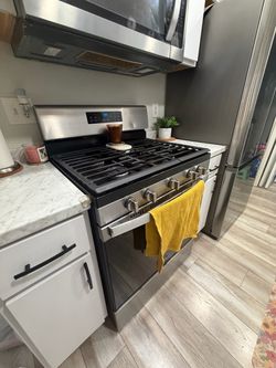 Whirlpool Stainless Steel Gas Range/Oven – Excellent Condition