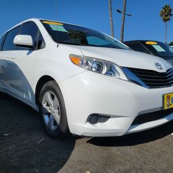 2014 TOYOTA SIENNA LE 