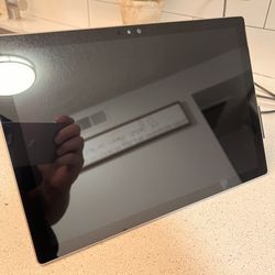 Microsoft Surface Pro 4 (i5/128GB SSD/4GB RAM) + Charger
