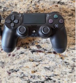 PS4 and Xbox controller