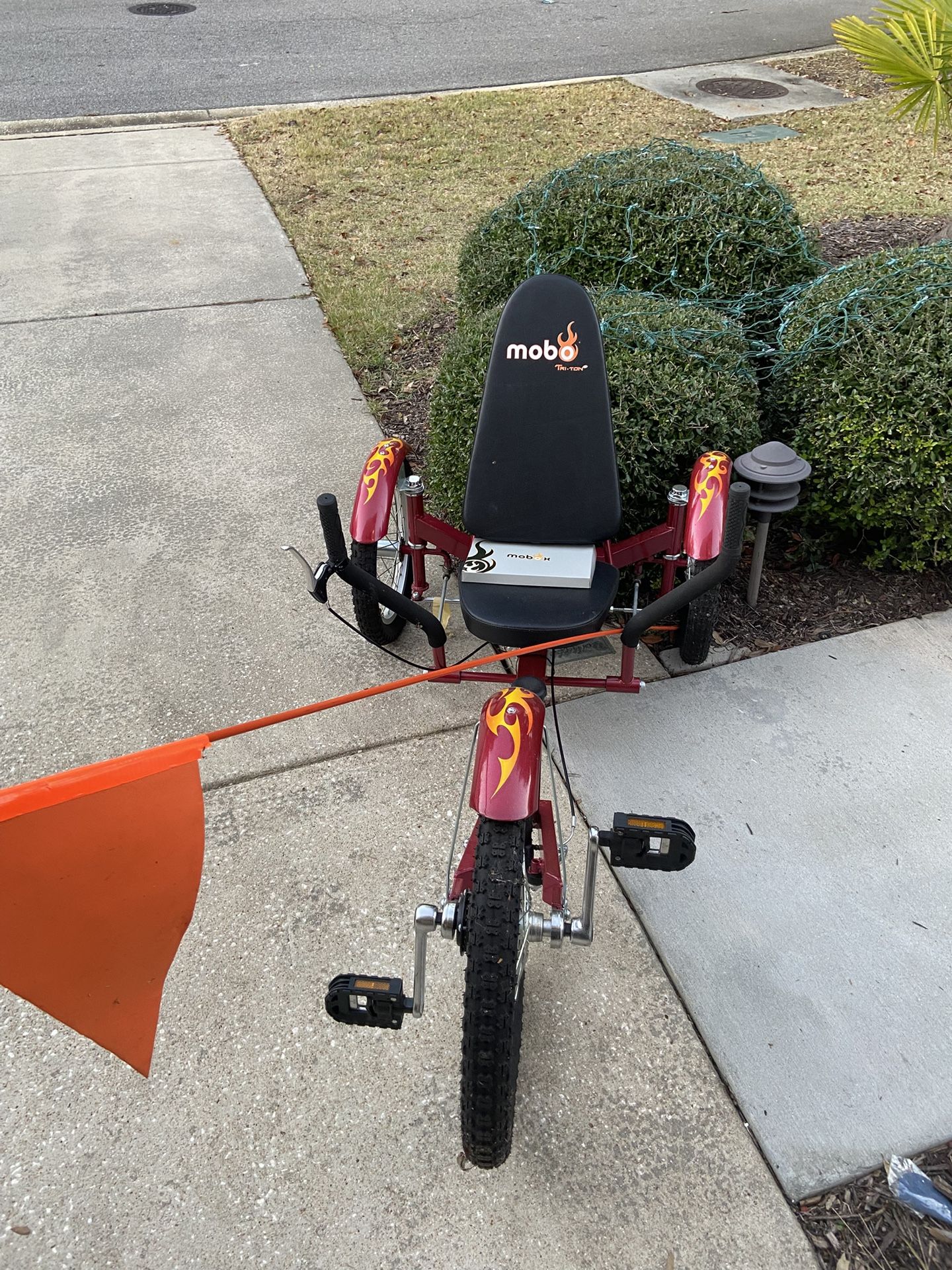 MOBO Triton Pro Cruiser Bike - Red w/sweet Flag