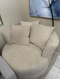 Swivel accent chair
