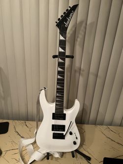 Jackson JS22 DKA Snow White – Arch Top Dinky, Like New Condition