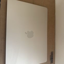 AS IS: Apple MacBook 13-inch Laptop Starlight (M2, 2022), 8GB, MacOS, 256GB