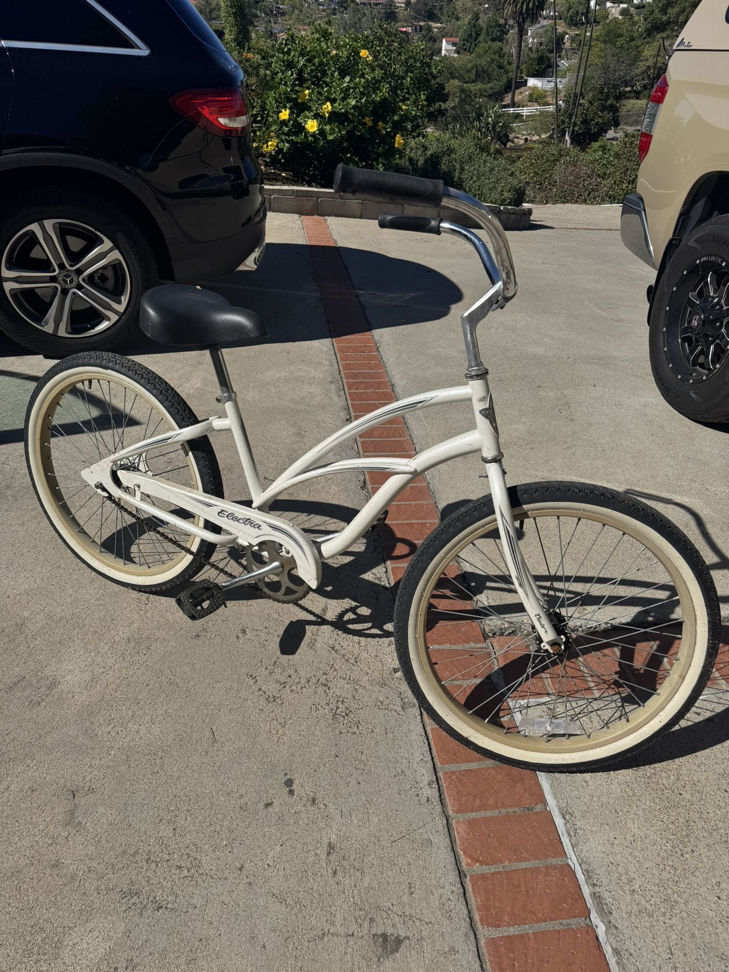 Electra 24” Girls Cruiser Bike – Classic Style, Great Condition, Tony Hawk Signature