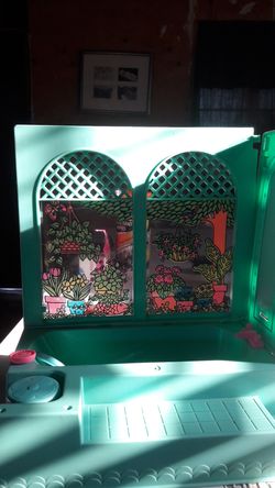 BARBIE BEAUTY BATH 1975 IN THE SECOND PICTURE IM CLUE THE LITTER PART IN THE CORNER THE BOX IS NOT IN GOOD CONDITION