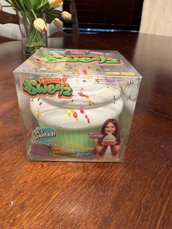 Squeezee Sweetz Squishy Cupcake Toy
