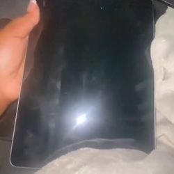 iPad 6th Gen 32GB with fingerprint !CHARGER INCLUDED!