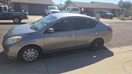 Selling 2012 Nissan versa sv