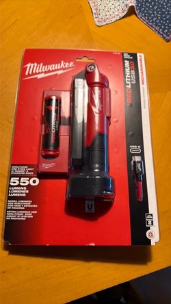 Milwaukee red lithium usb 3.0 flashlight