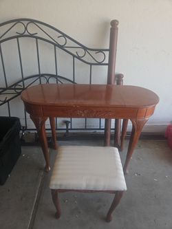 Vanity/Jewelry Table with Seat