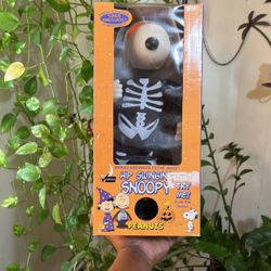 PEANUTS: Snoopy Hip Swinging 