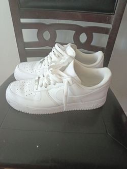 WHITE AIR FORCE 1S