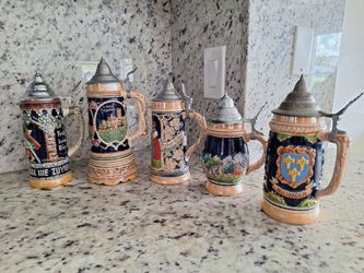 Set of 5 Decorative German Jars Steins. Colección de 5 Jarras Alemanas Decorativas