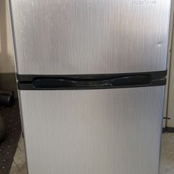 Insignia 3.0 Cu Ft Mini Fridge 
