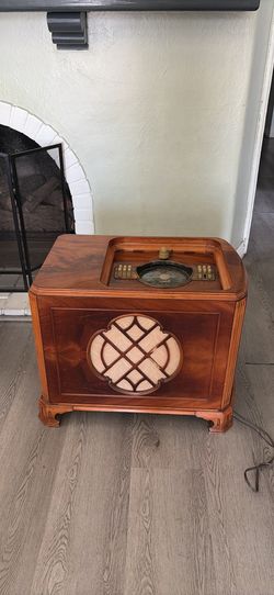 Vintage Zennith Chairside radio