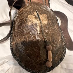 Mochila De Piel Con Cascarón De Tortuga Artesanal