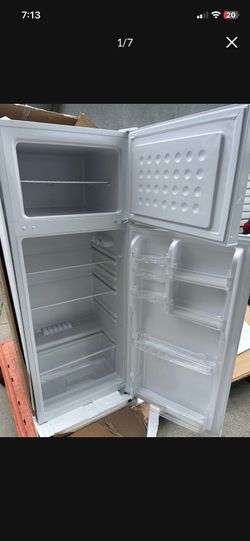 7.5 cu. ft. top-freezer refrigerator