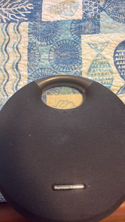 Harmon Kardon Onyx Studio 6 Speaker with charger
