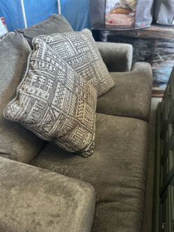 NEED TO SELL!! Love Seat With Throw pillows like new NEED TO SELL