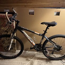 Men’s FUJI mountain Bike.