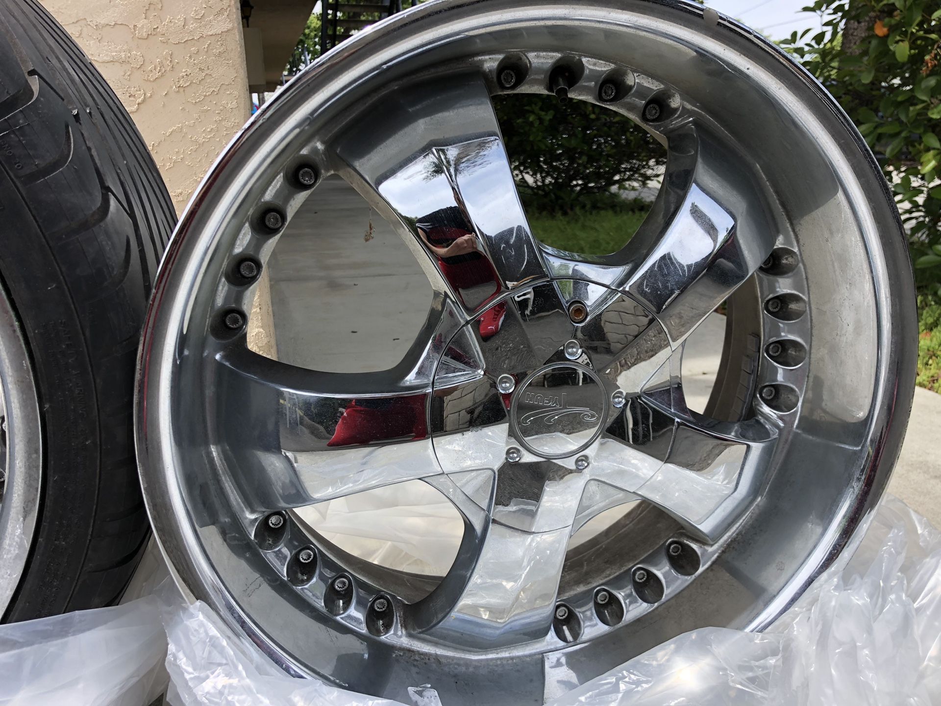 Beautiful Chrome rims (universal ) size 20