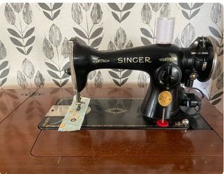 1930s Singer Sewing Machine in Original Cabinet – Complete with Attachments & Docs