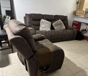 Living Room Set— Great Conditions!