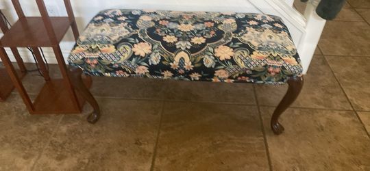 Beautiful wooden bench great condition size 48” x28” 18inc tall