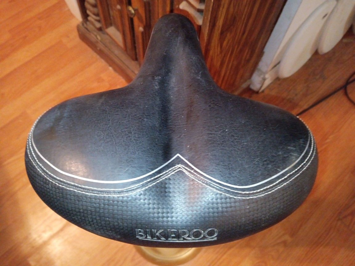 BIKEROO{black leather padded bike saddle}