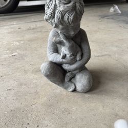 Hen Feathers Statue