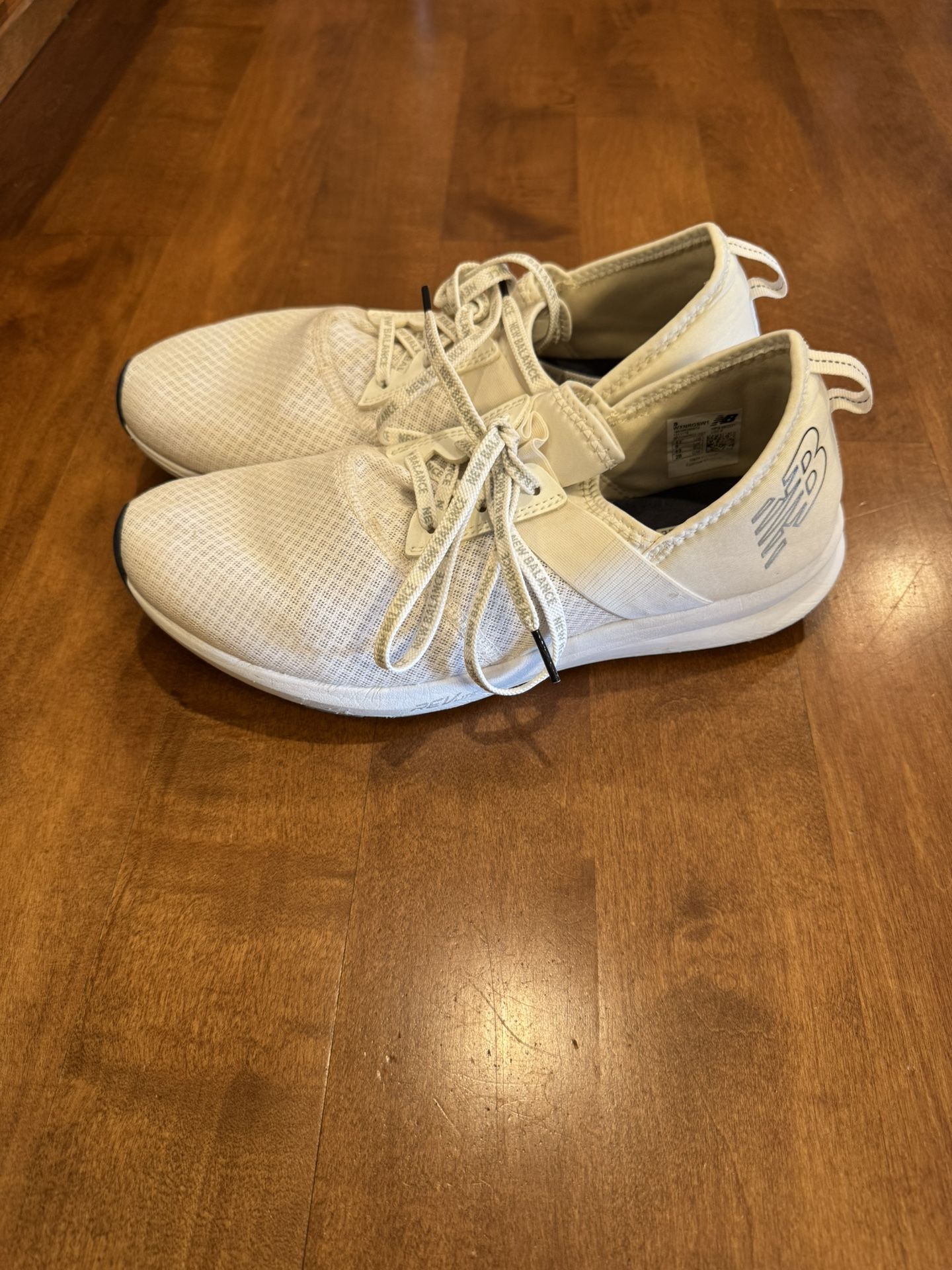 Woman’s new balance sneakers shipping available