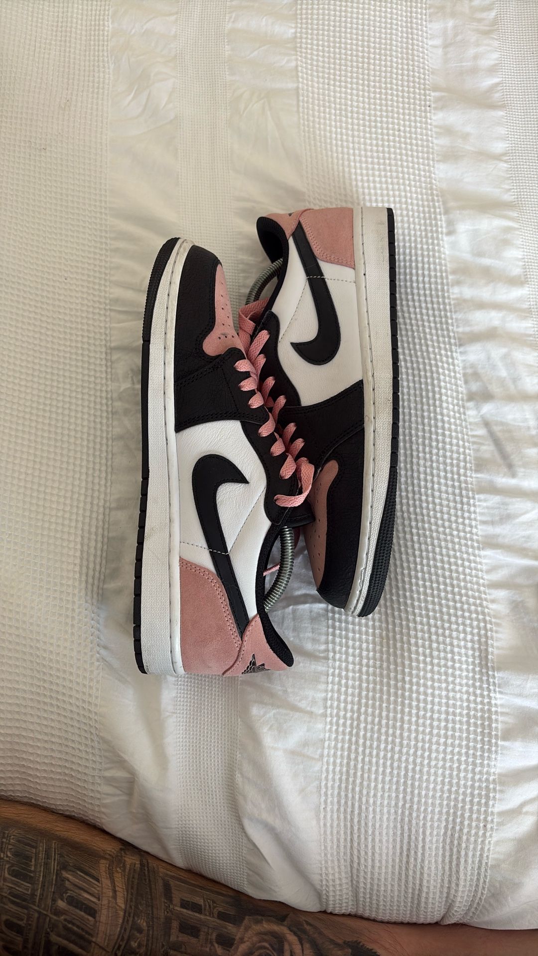 Jordan 1 Low Coral