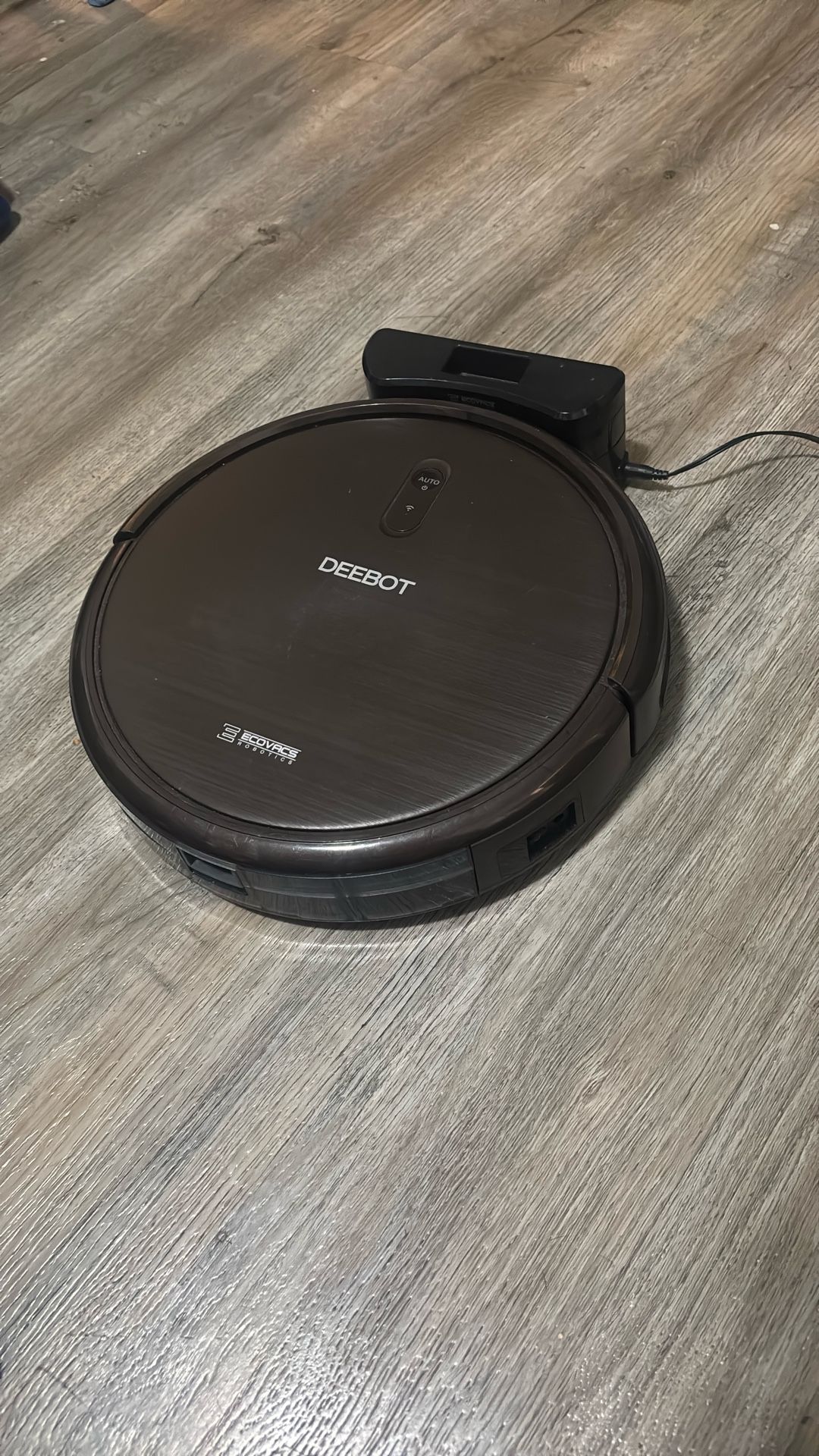 Ecovacs Robotics Deebot Vacuum Model DN622.11 & Charging Base