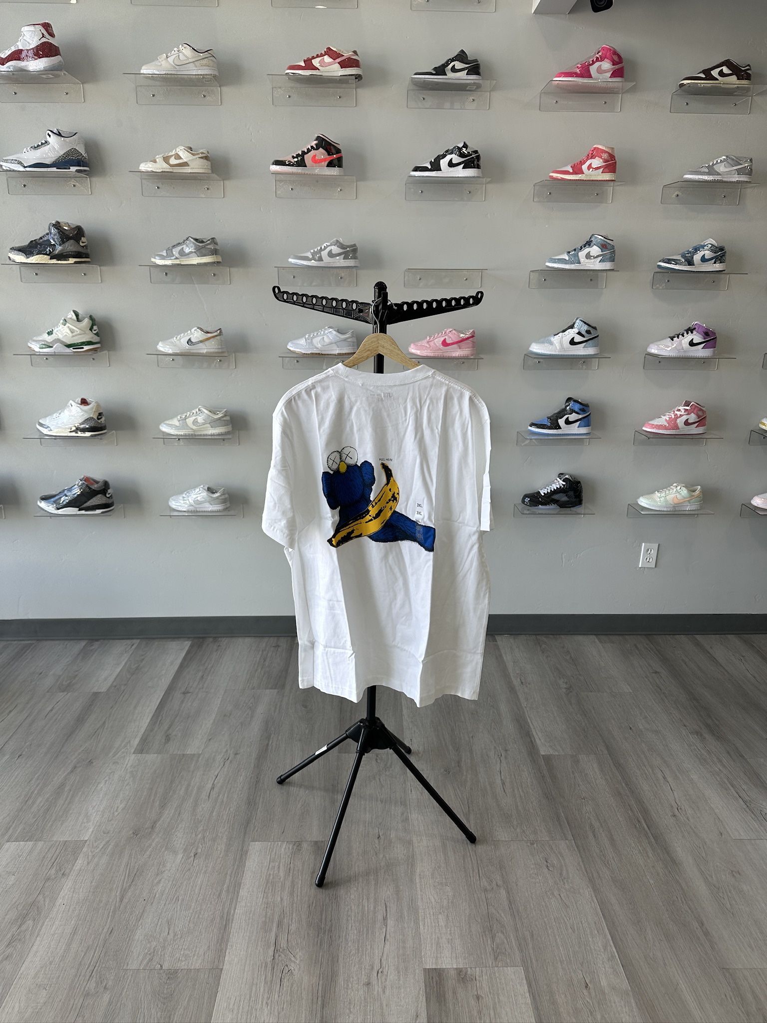 Brand New KAWS x Uniqlo + Warhol UT Graphic T-Shirt Size M, L, XL. XXL, XXXL