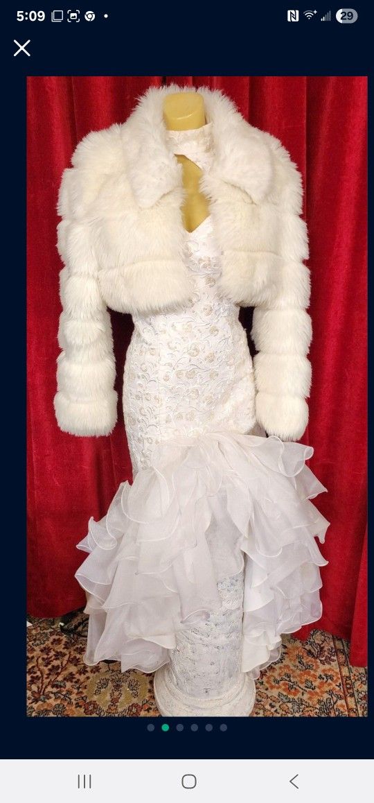 This Wedding Dress Is Designed To Flatter A Womens Body!! Its a size 8 ! But Mannequine Is Size 5-6 . That Is why U Can See the yellow Clips.